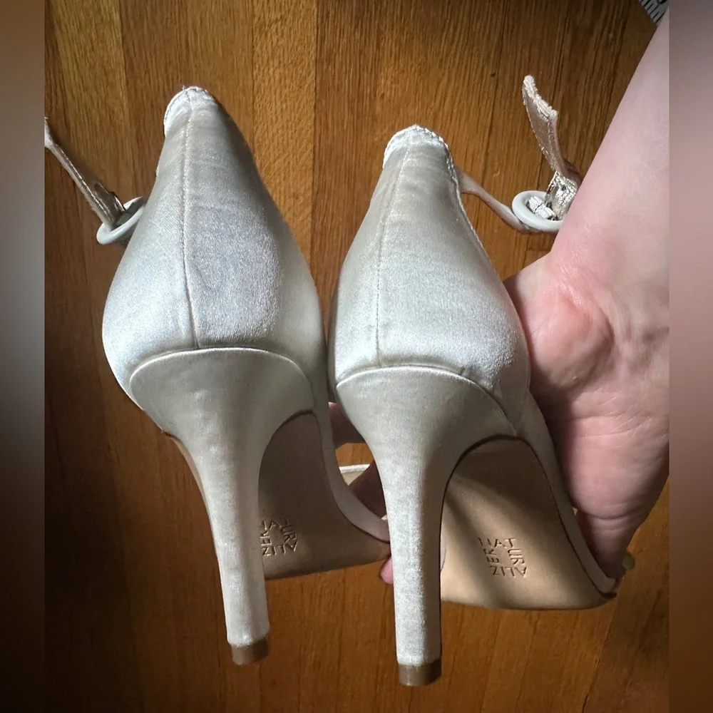 Naturalizer Womens Kinsley 3 Satin Jeweled Heels in Creamy Ivory, 8W